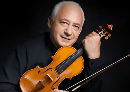 Владимир Спиваков дирижирует оркестром